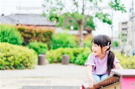 公園で遊ぶ小さな の膨らみかけを揉み吸い